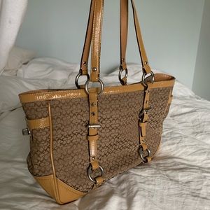 Vintage medium coach tote bag!
